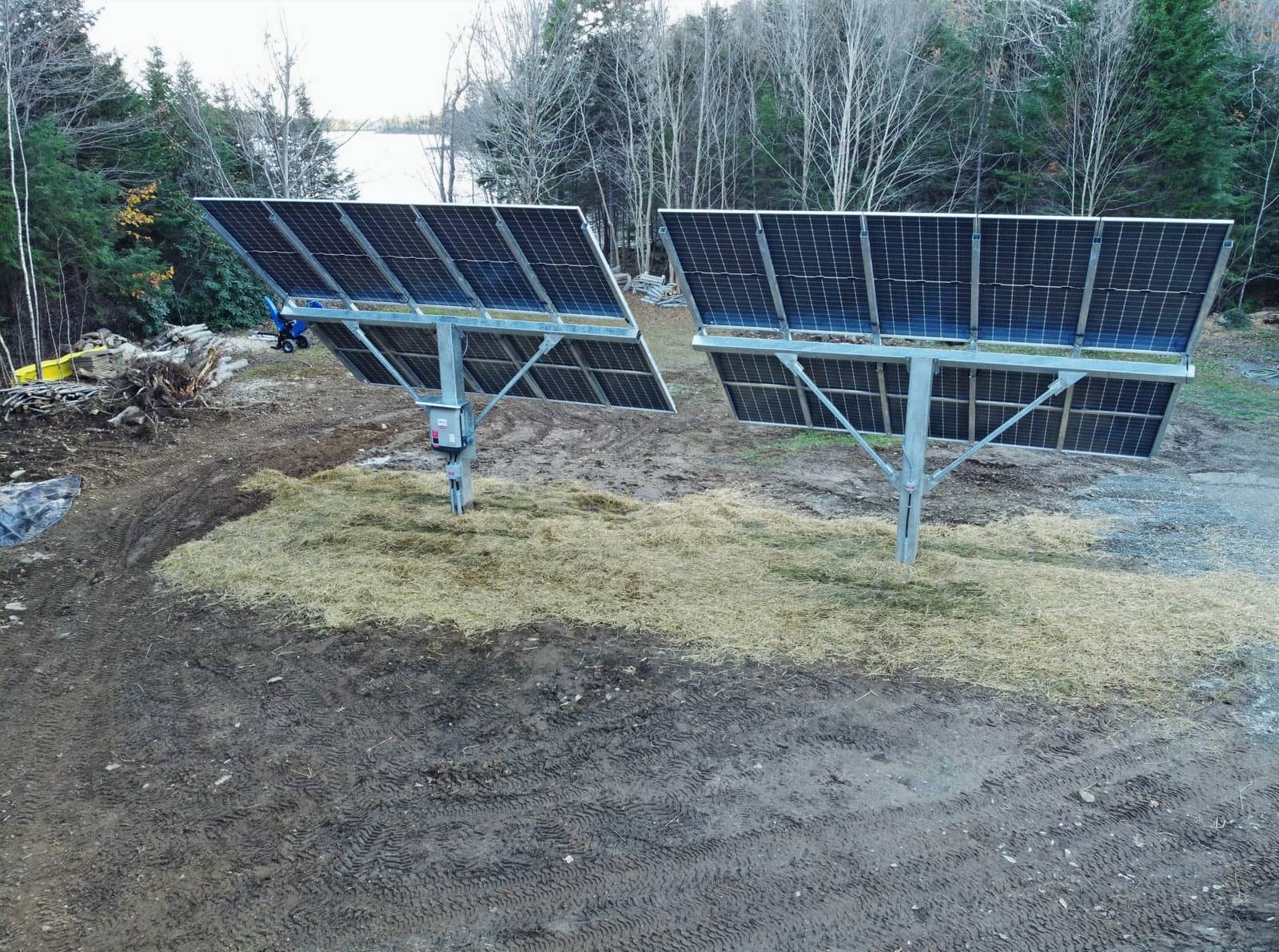 Dual 10-panel pole mounts in Lake Echo