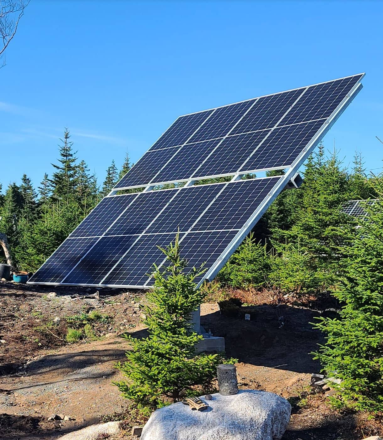 Compact 8-panel pole mount in West Pennant