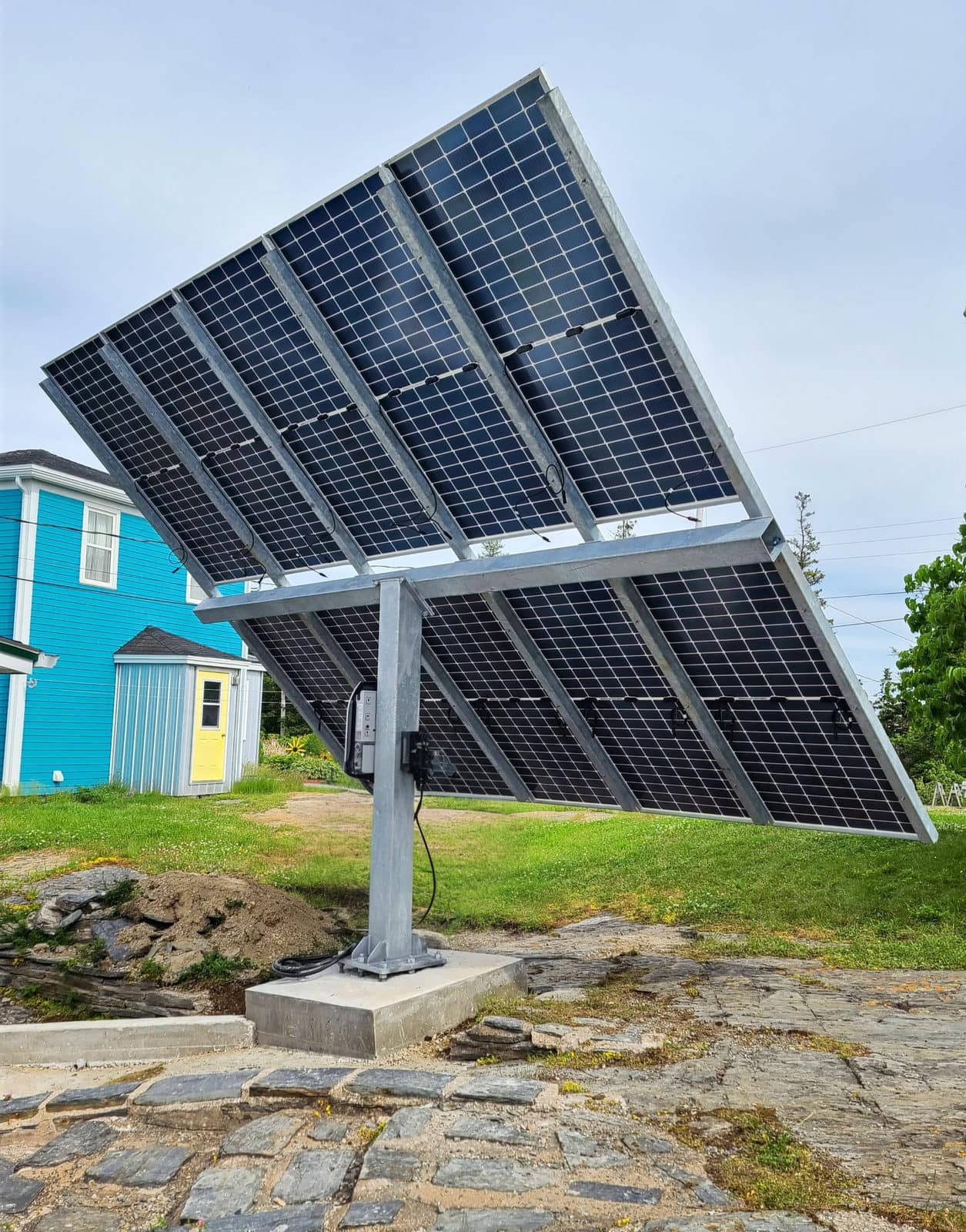 Boomerang pole mount bifacial solar array